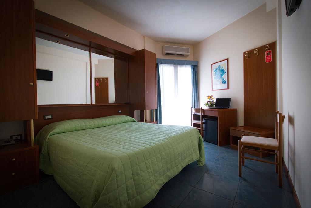 Hotel Gabbiano ポルト・サン・ジョルジョ エクステリア 写真